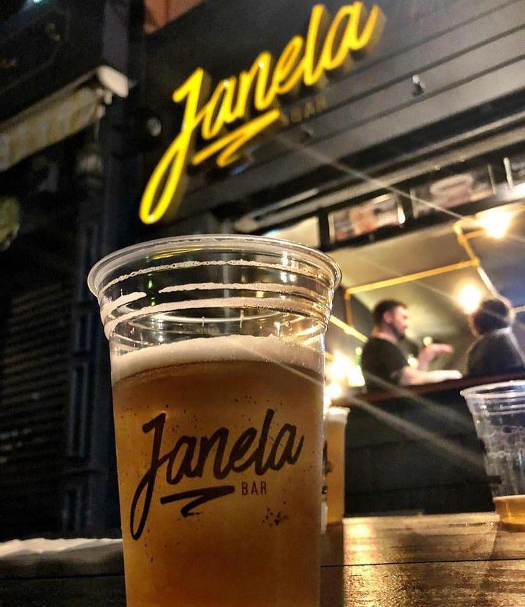 Chopp servido no Janela Bar