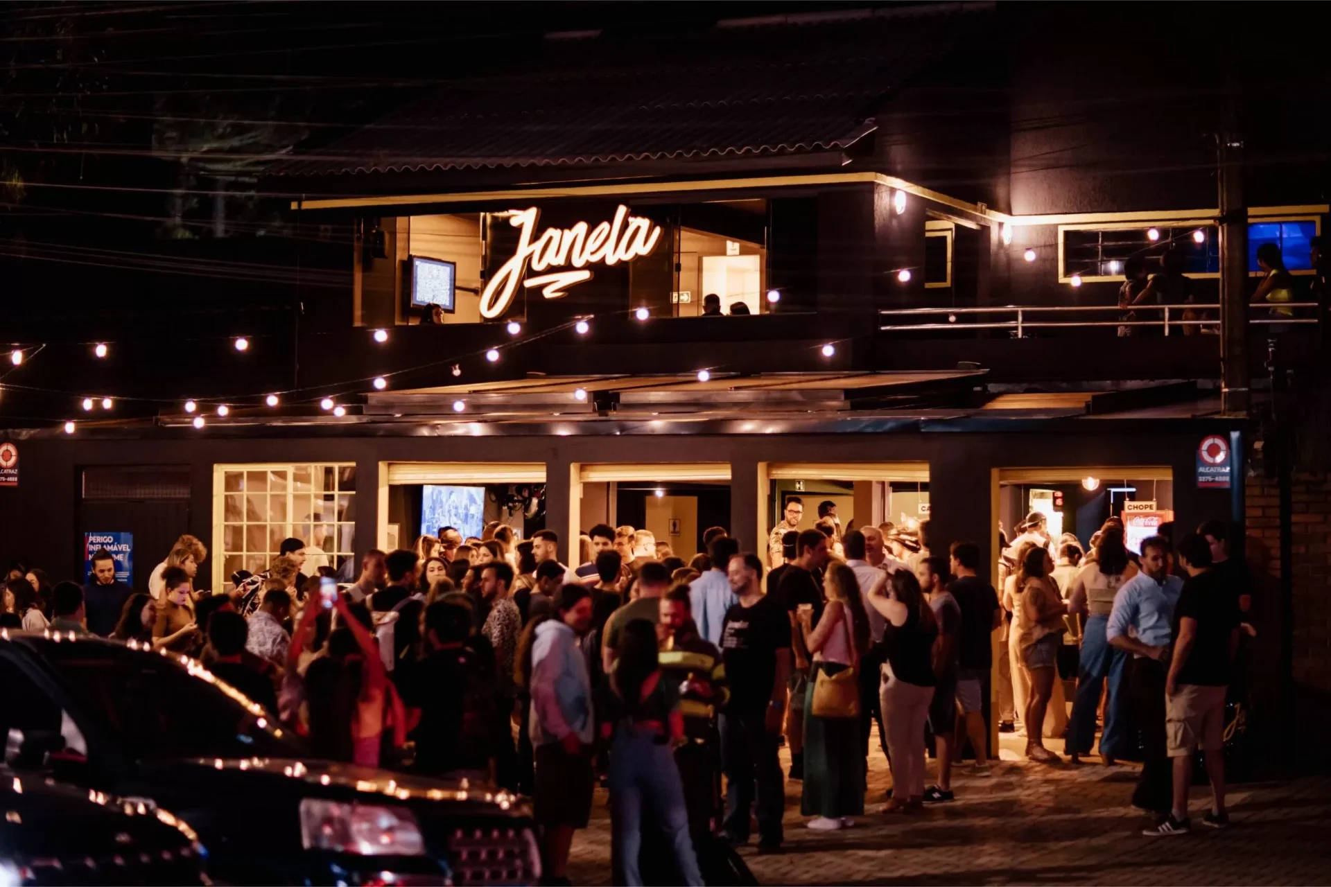 Janela Bar à noite com o salão cheio