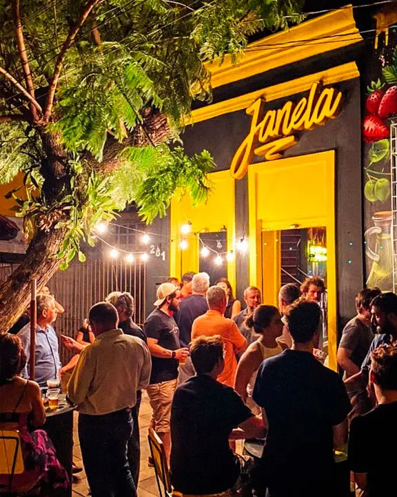 Movimento na Janela Bar
